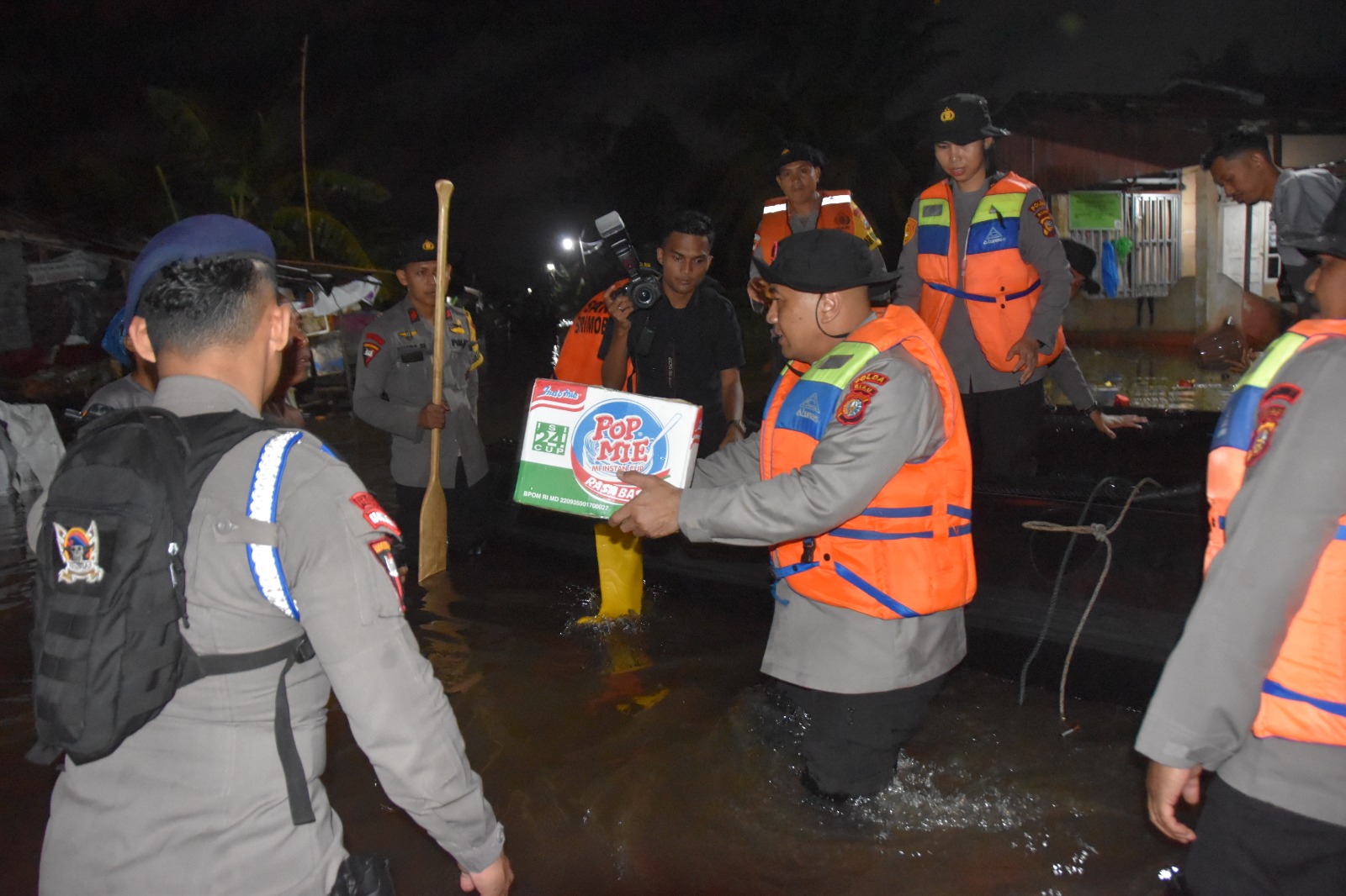 Polda Riau Kerahkan Semua Kekuatan Bantu Korban Banjir